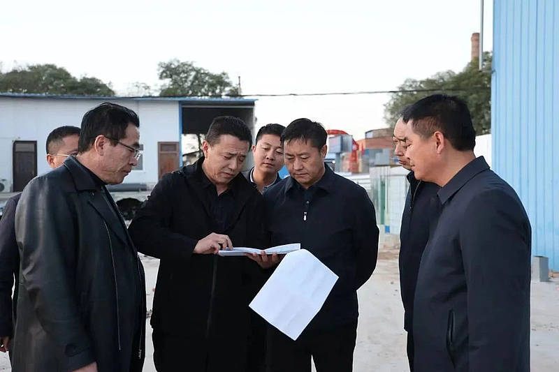 日前,洛川县委副书记,县长张晶调研秋冬果园管理,苹果销售,耕地保护