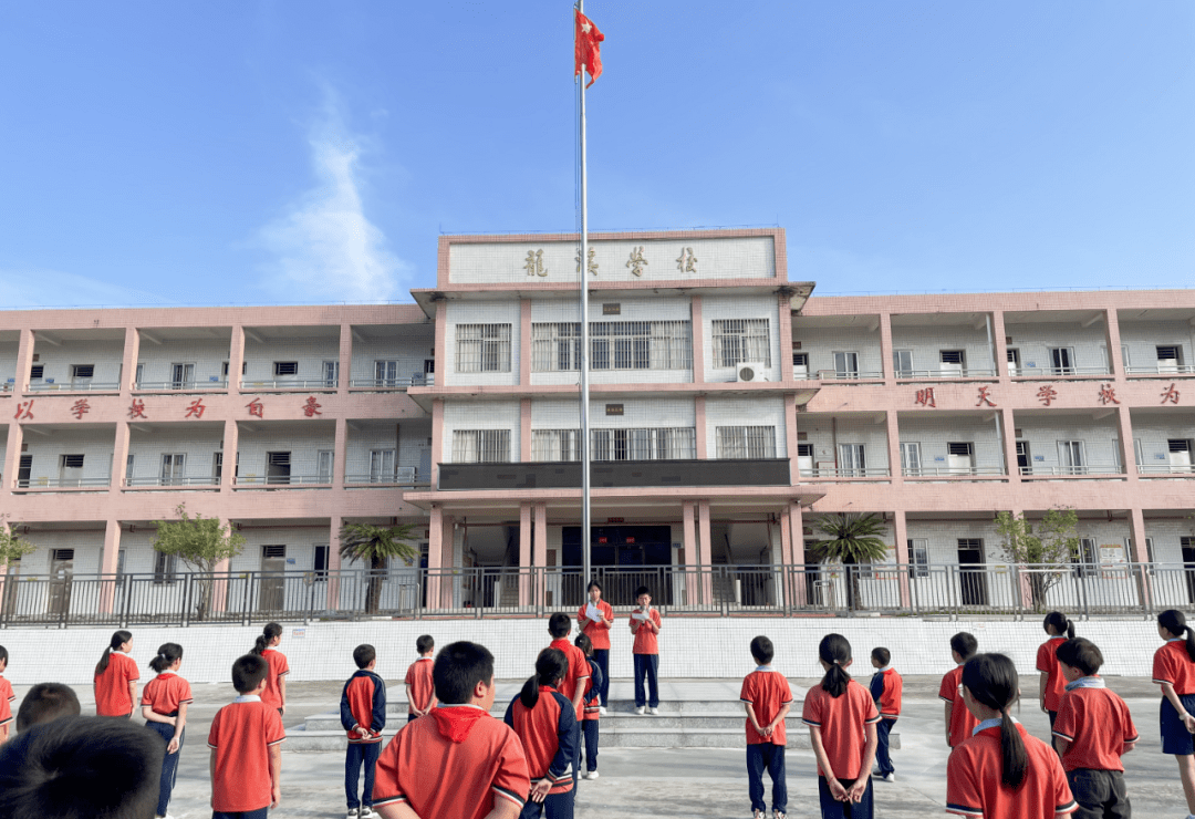 北苑小学开展生命专题讲座,以残疾人身残志坚的故事作主题,向师生