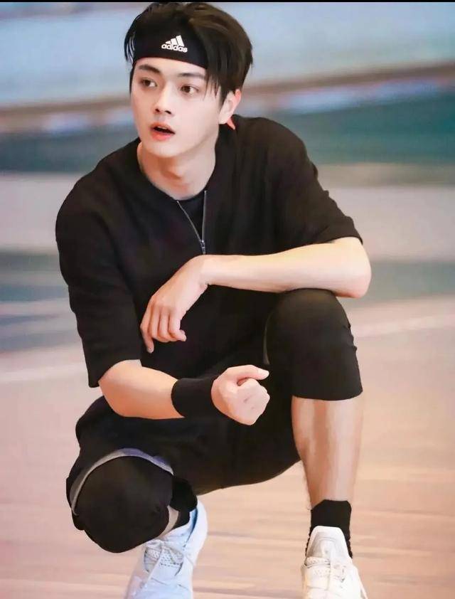 许凯大方承认植发,获粉丝赞赏_形象_手术_态度