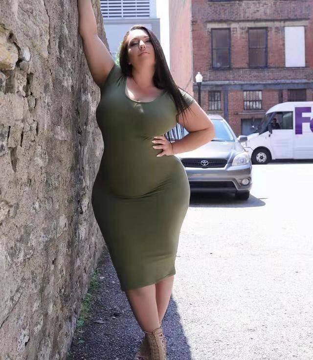 230斤英国大码女孩,健身不为减肥,丰腴身材逆袭大码模特