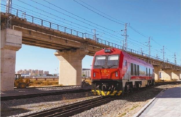 近日,中车大连机车车辆有限公司研制的fxn3c型内燃机车,获得国家铁路