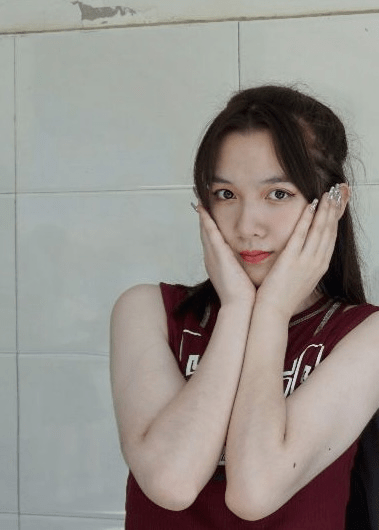 大家好,我叫马佳怡,今年18岁.