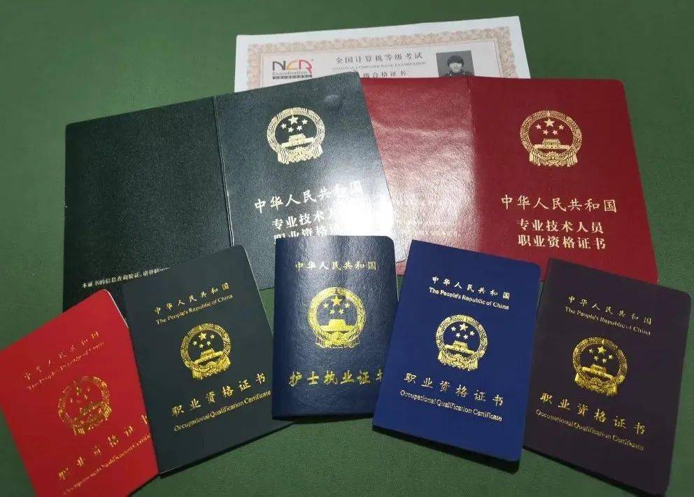 入伍以来取得的部分证书从"专业小白"到"卫勤尖兵",这位多才多艺的