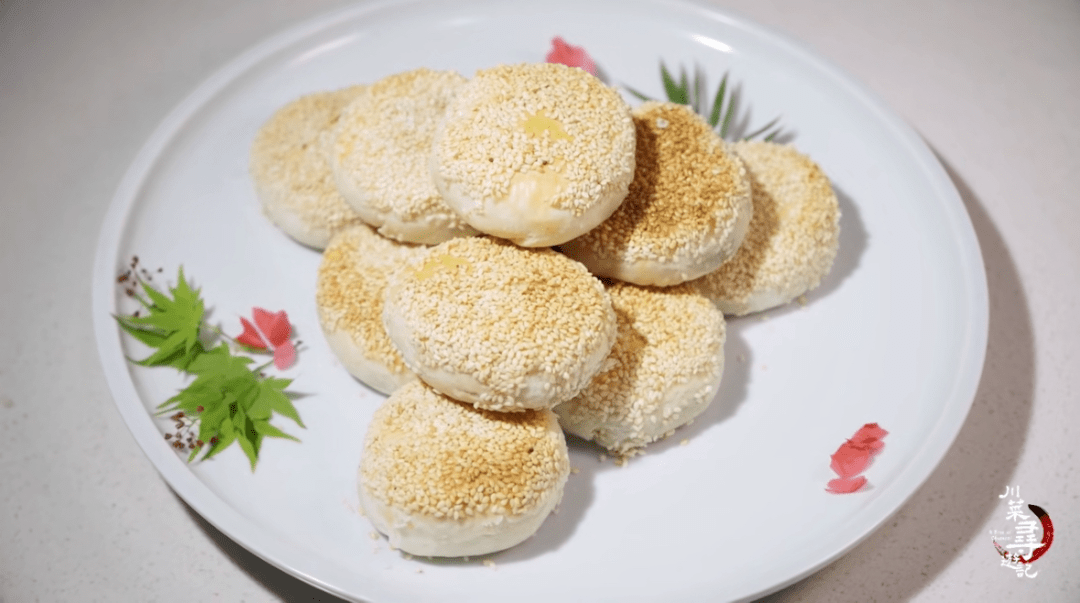 除了萝卜丝饼,他还做了红油水饺,担担面,龙眼酥,百合酥,牛肉焦饼,品种