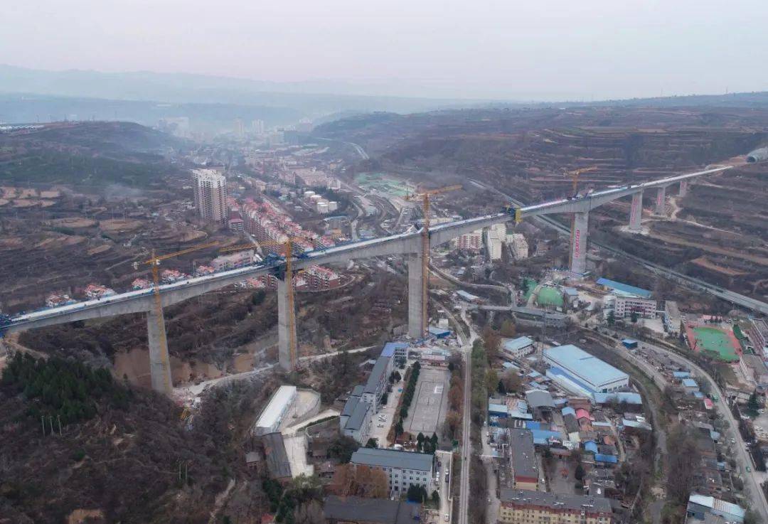 张博文摄由中国铁建大桥局承建的陕北革命老区首条高速铁路——西延