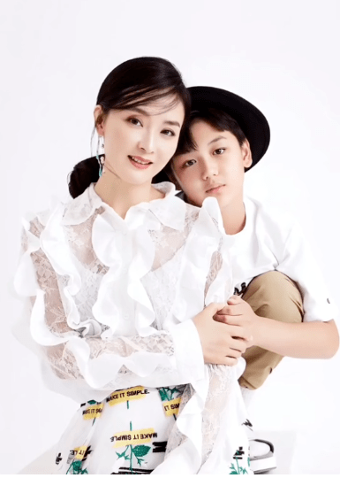 王艳晒儿子成长照,17岁球球露正脸完美遗传妈妈美貌,长成大帅哥_家庭