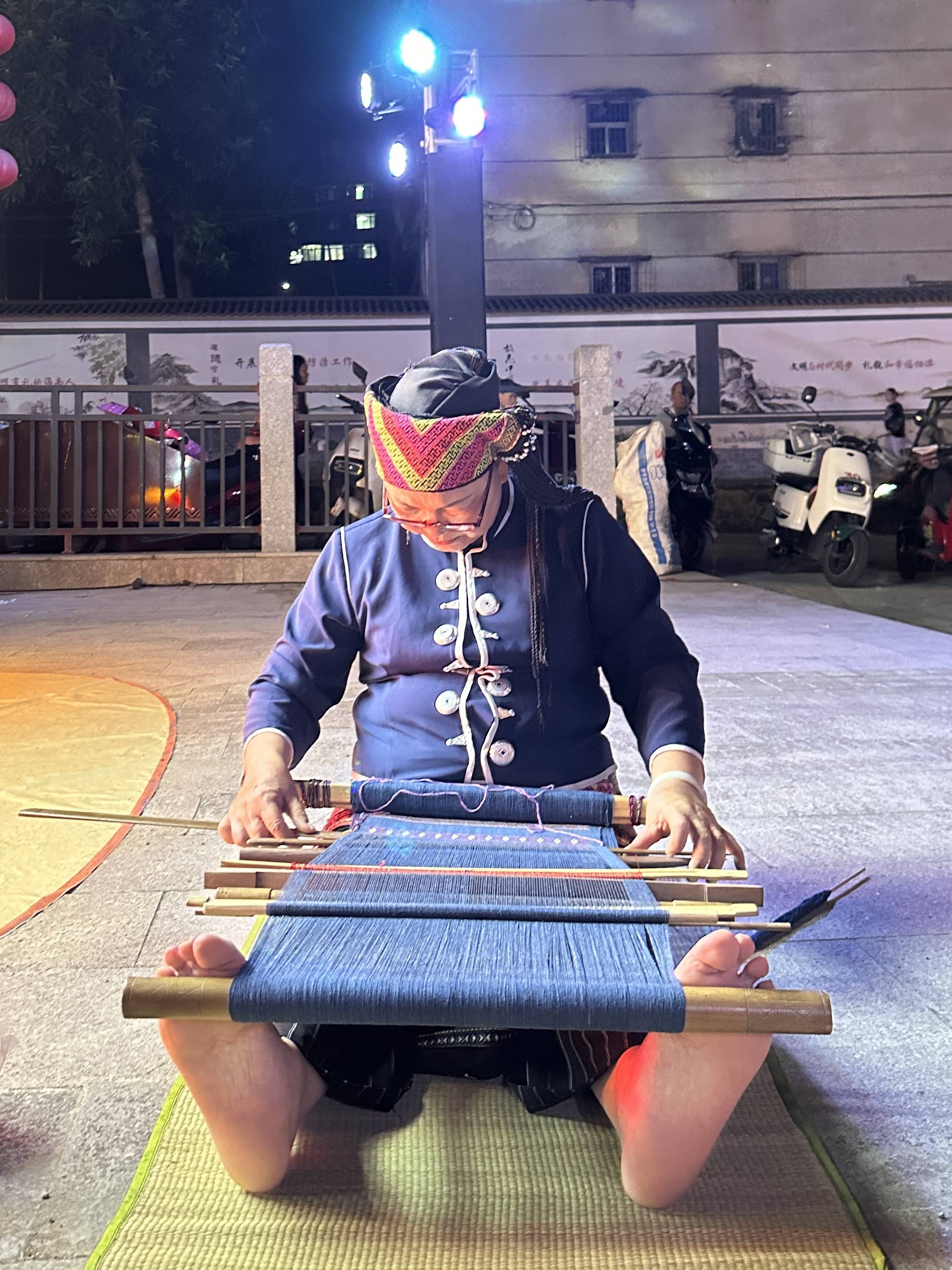 乡村秀场展现民族服饰魅力_黎锦_技艺_五指山市