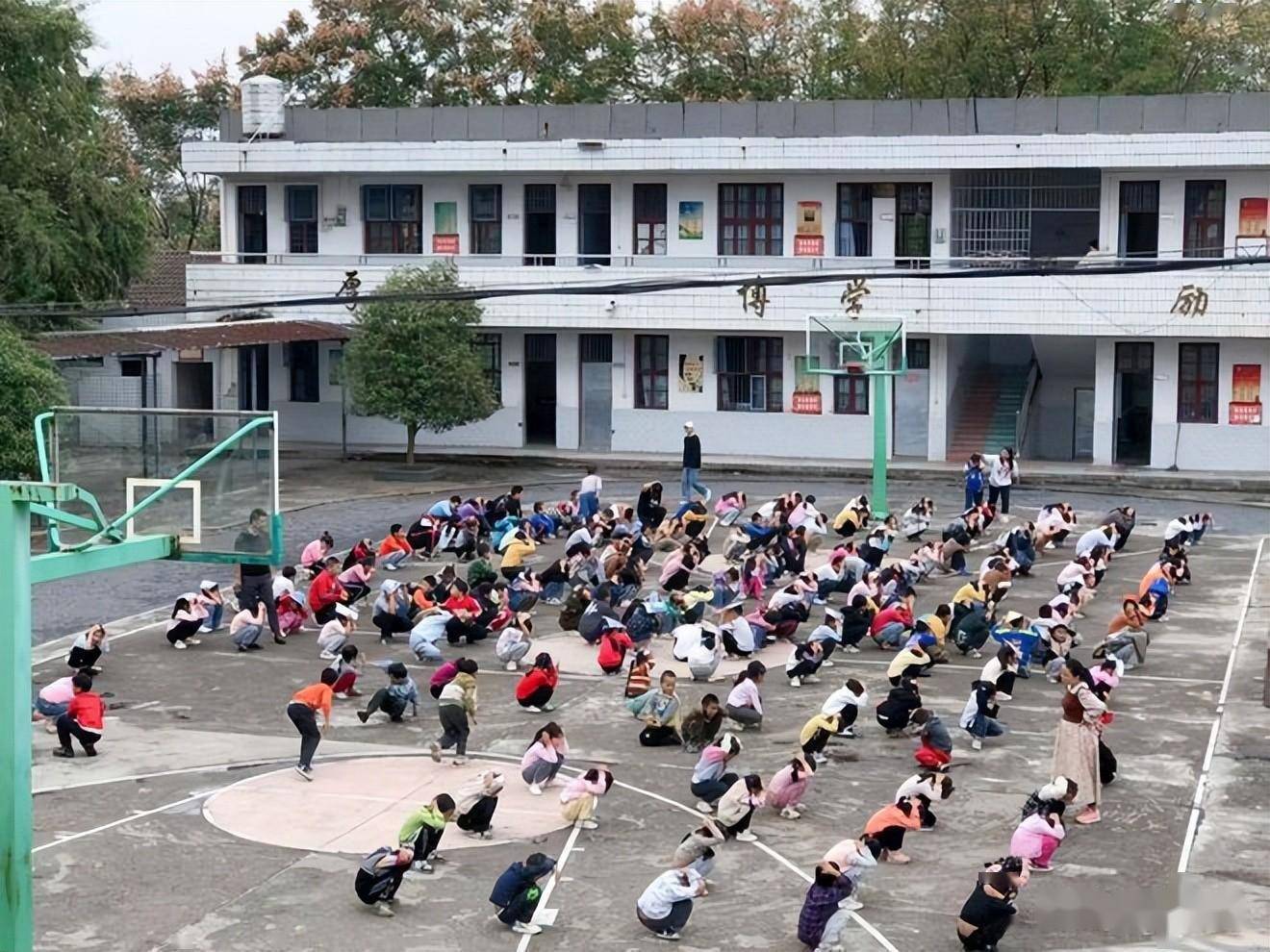 桃源县漆河镇郑坪小学开展防震减灾演练活动