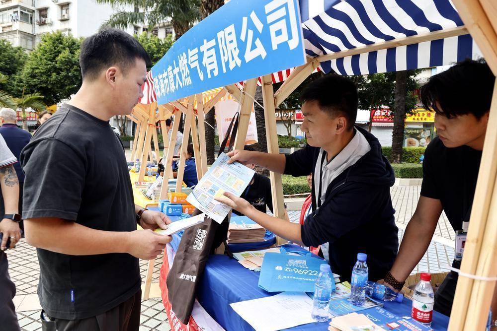 活动现场,燃气安全宣讲员变身"老师",详细地向居民普及燃气安全常识及
