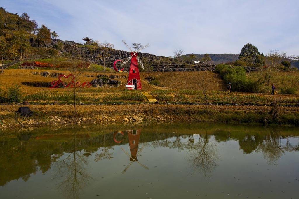 安徽黄山:西递石林喀斯特地貌层层叠叠 千姿百态_景观_景区_图片