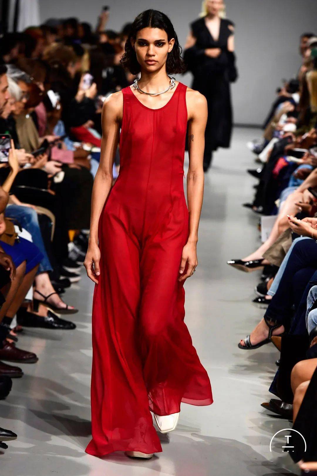 2024年春季纽约时装周色彩系列:国宝茶红_红色_造型_中国