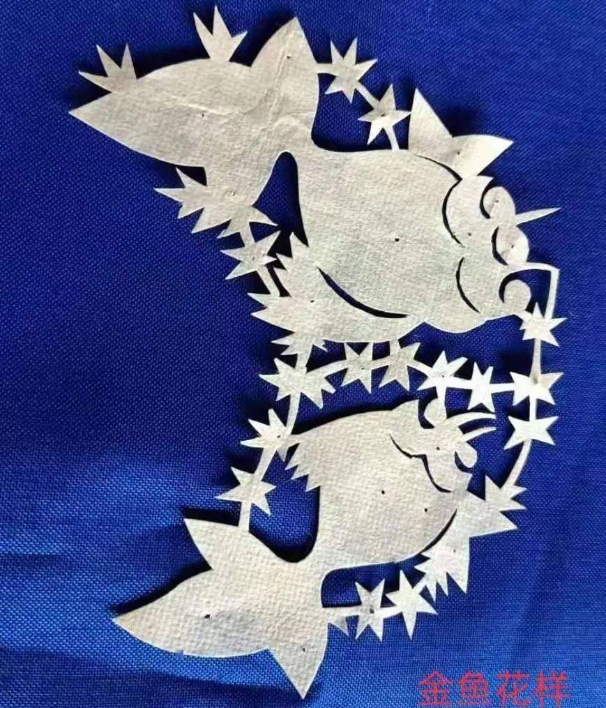 耿马傣族剪纸分"剪"与"凿"两种方法,一般可剪八层纸,一次可凿五十余层