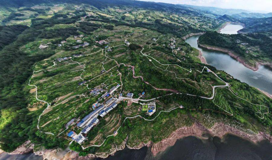 桥头镇全景桥头镇位于重庆市石柱土家族自治县中部,自唐末建场,因"三