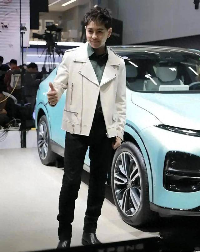 《林志颖黑白搭配展现好身材,白色皮夹克成焦点》_时尚_活动_成为了