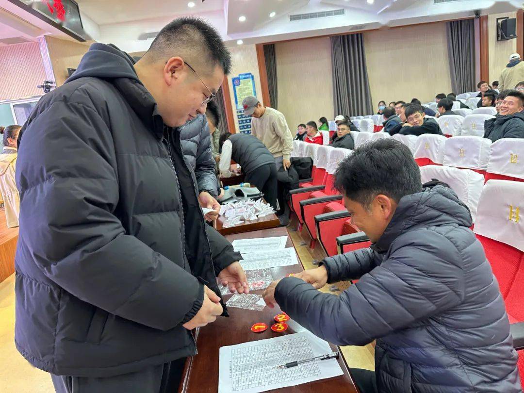 海门区中小学教师研修中心,体育教研员张义峰主任在会议上详细解读了