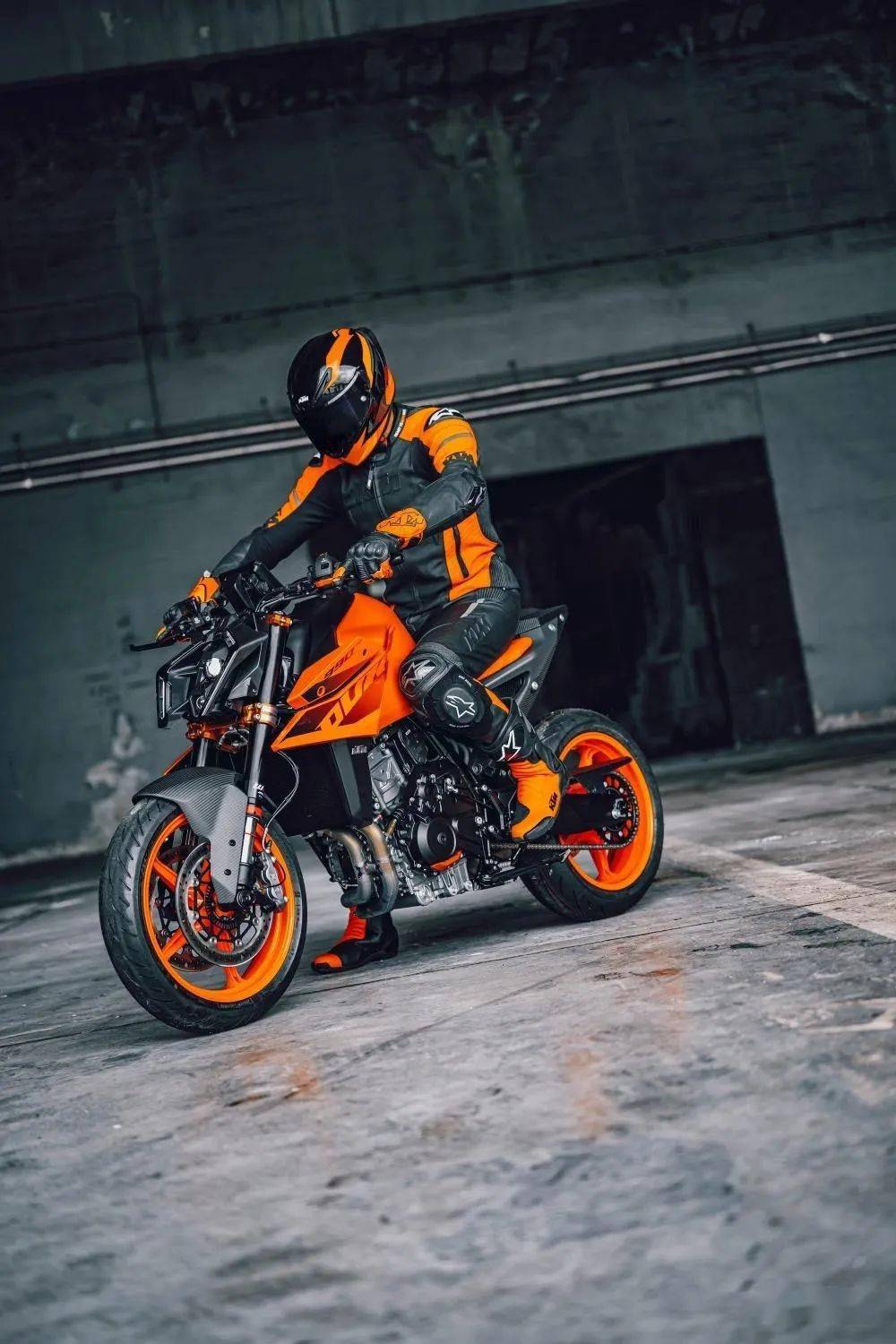 造型大改,ktm发布新款990duke,变身五边形战士_搜狐汽车_搜狐网