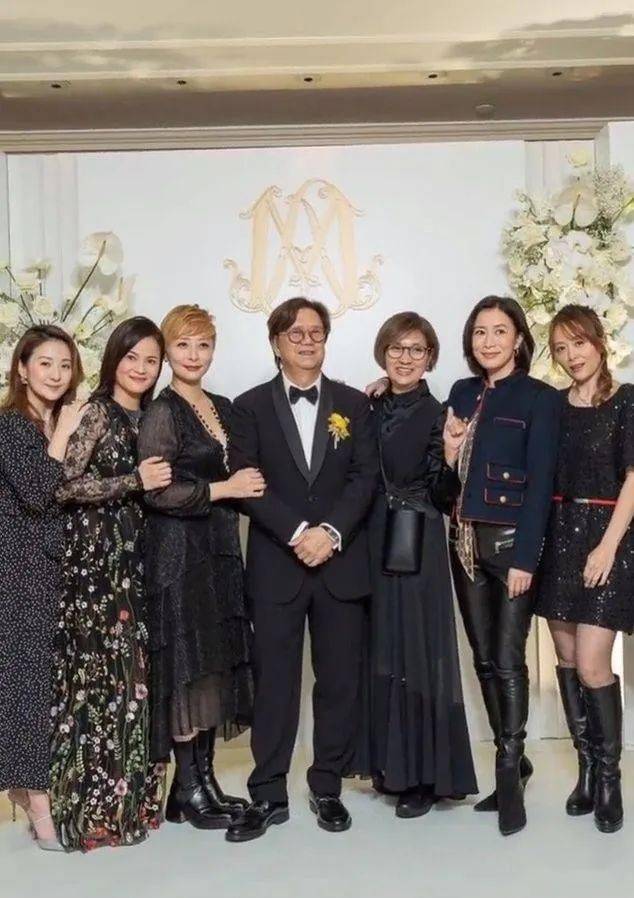 与苗侨伟恩爱出席婚宴,状态不输佘诗曼汤盈盈_梁碧芝_香港_黄日华