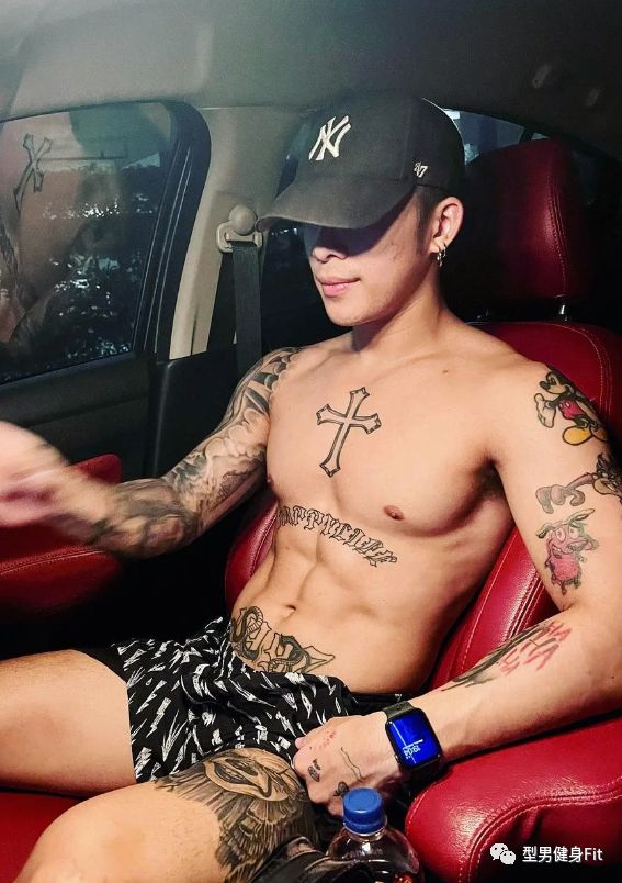 帅气的纹身亚洲肌肉男