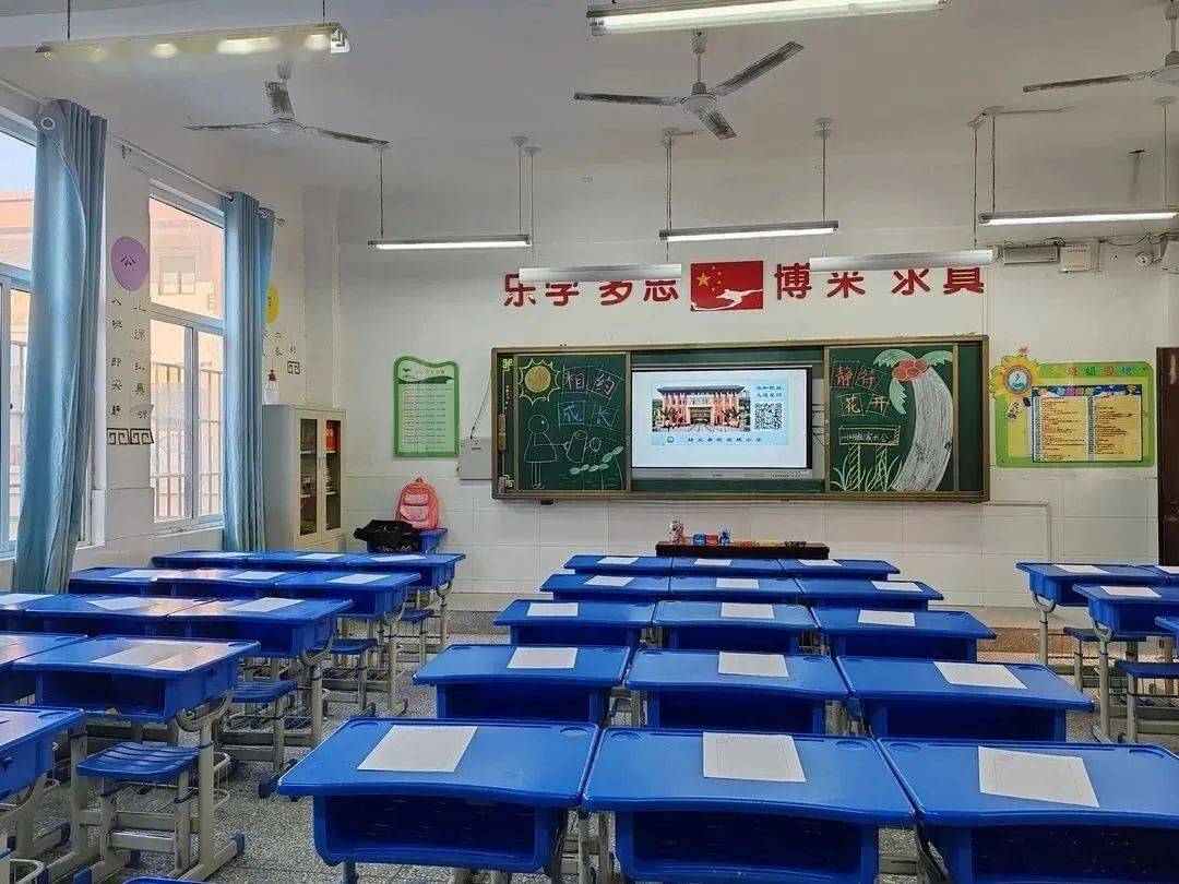 各班老师积极布置,精心准备,教室整洁美观,有欢迎家长的标语,制作精美