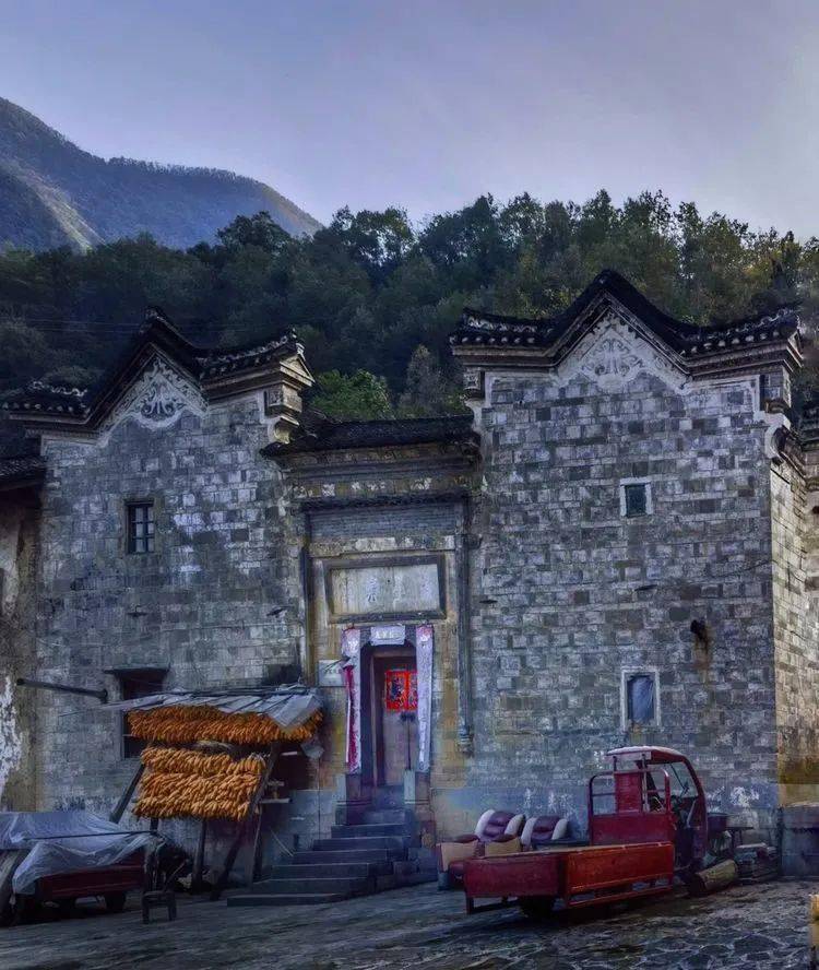 这幢保存完好的王氏民居,兼具徽式建筑和鄂西北民居的特色,与山水环境