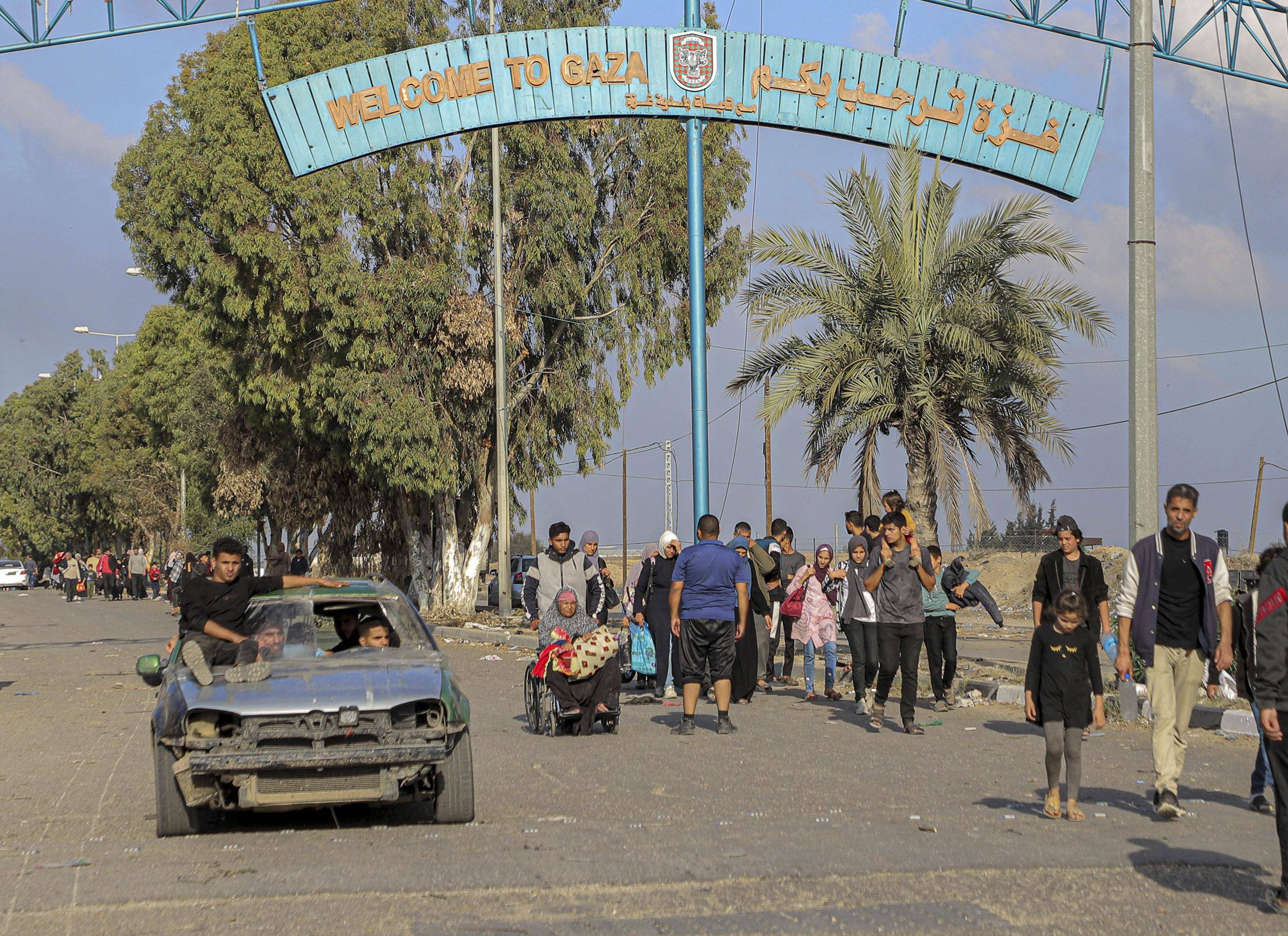 11月18日,在加沙地带南部地区,巴勒斯坦人向南迁移.