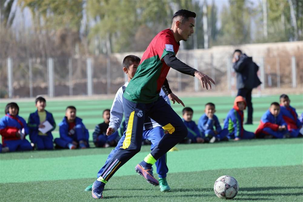 阿图什:暖心公益点亮足球梦_新疆_梅西_运动