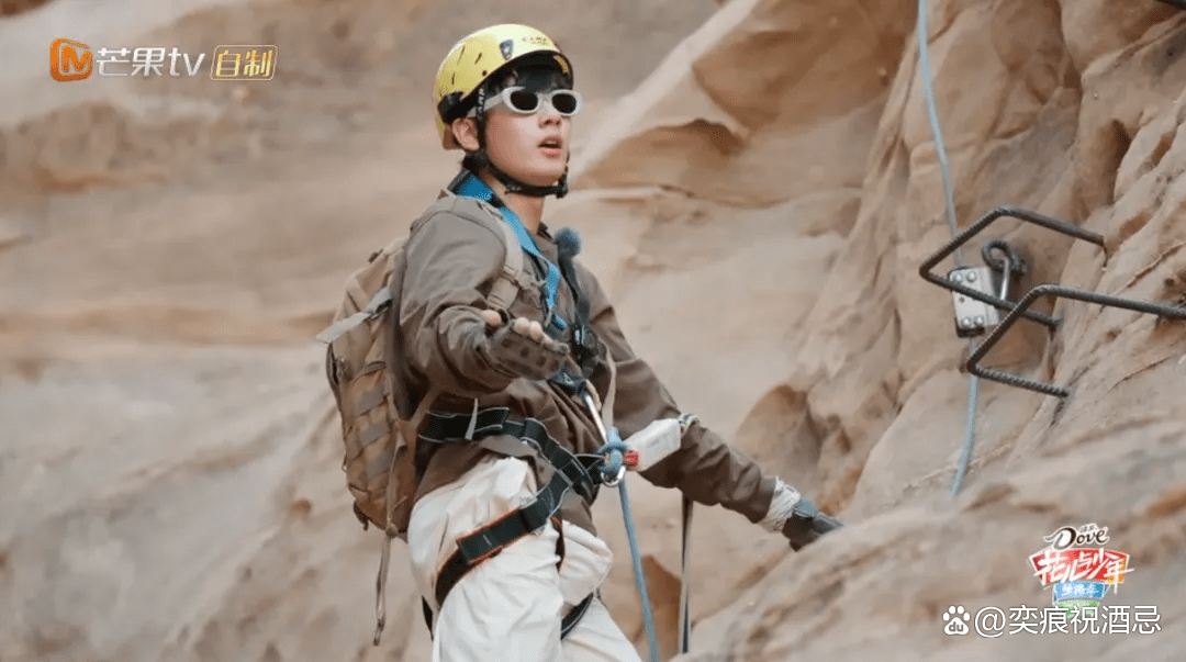 最近在《花儿与少年》的新一季中,胡先煦吊威亚的画面展现了惊人的