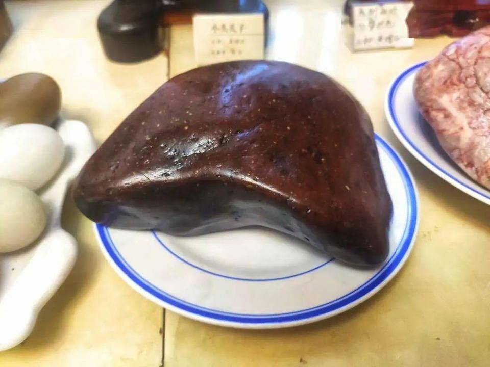 猪肝石在陈冰这儿,还有一个由18道菜组成的"满汉全席"石头宴,每道"菜"