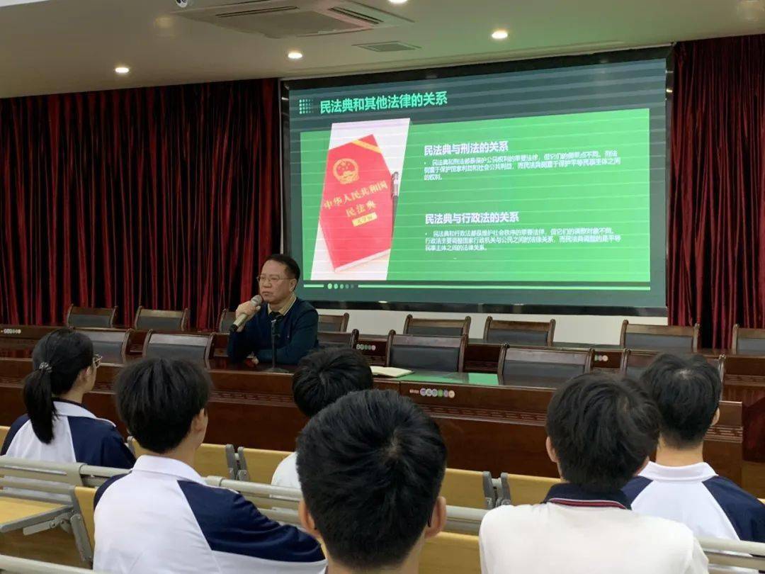 活动现场,峡晖中学政教处主任张英鹏老师从《民法典》简介,加强青少年