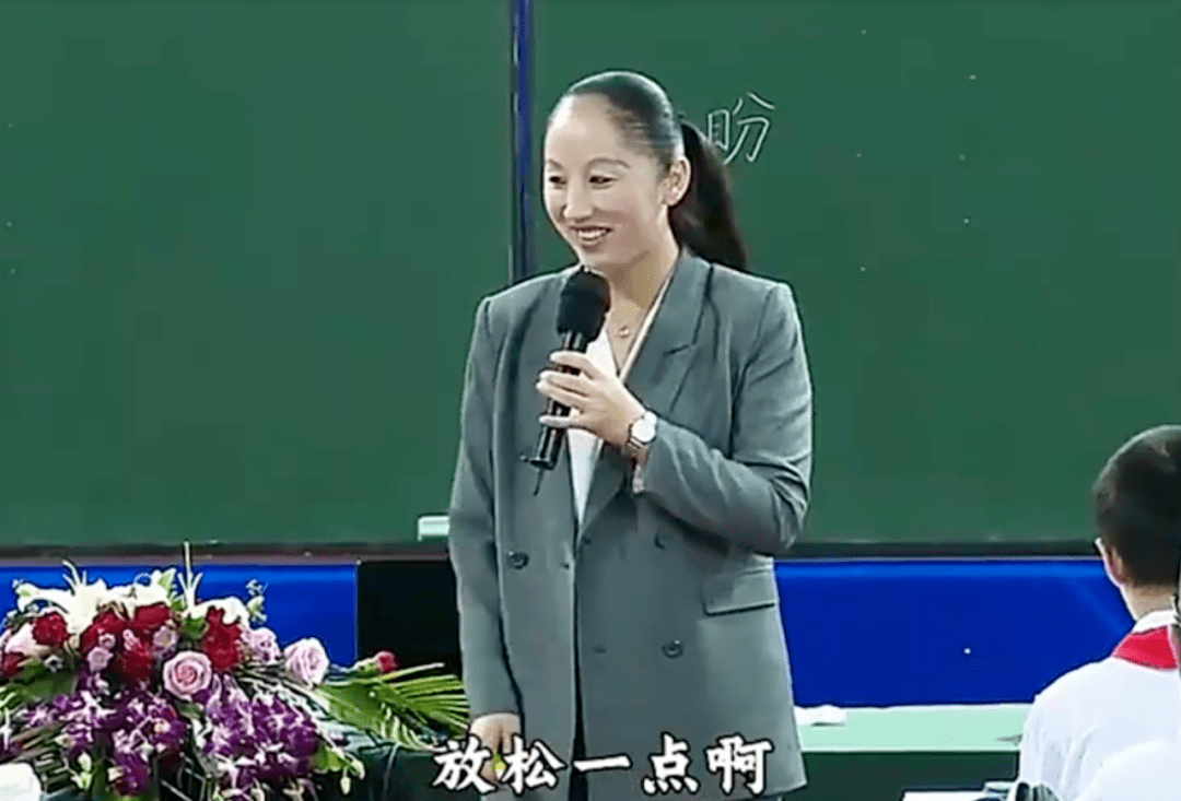 中小學教師網紅化飽受爭議:不代課,帶貨_教育_教學_視頻