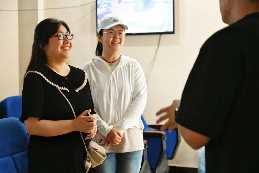 艺术教育中心的李聪老师作为重庆移通学院2023年迎新晚会的导演之一