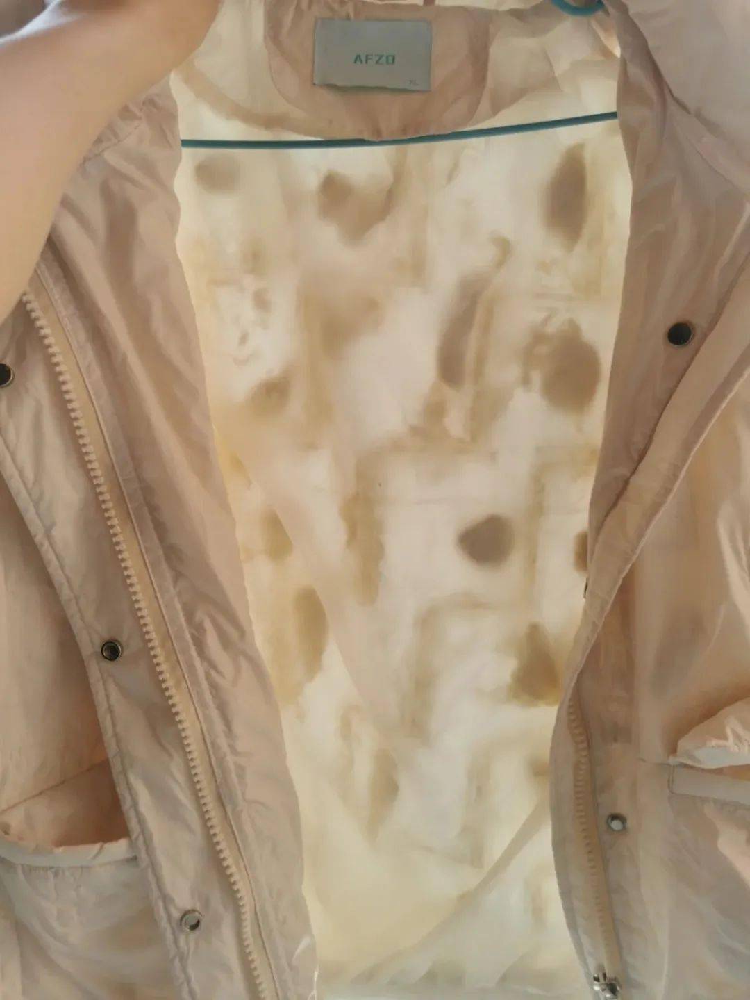 一喷一擦还你"新衣"_污渍_衣服_羽绒服