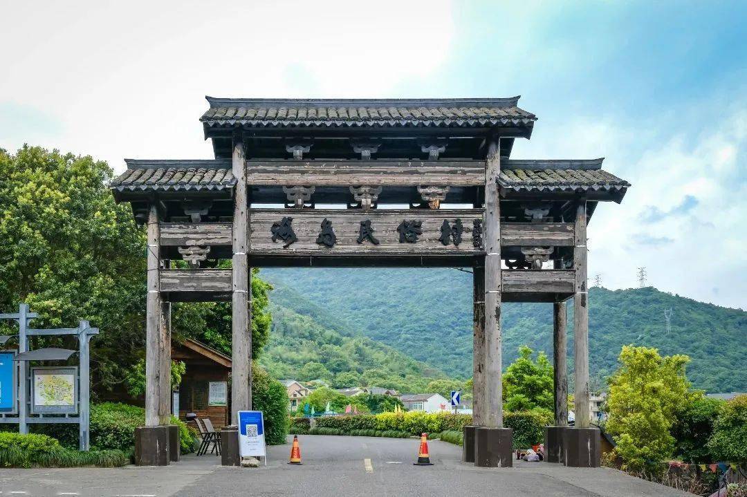 冬日的幹施岙,炊煙,藍天,白雲,田野.美得像一幅挪不開眼的畫.