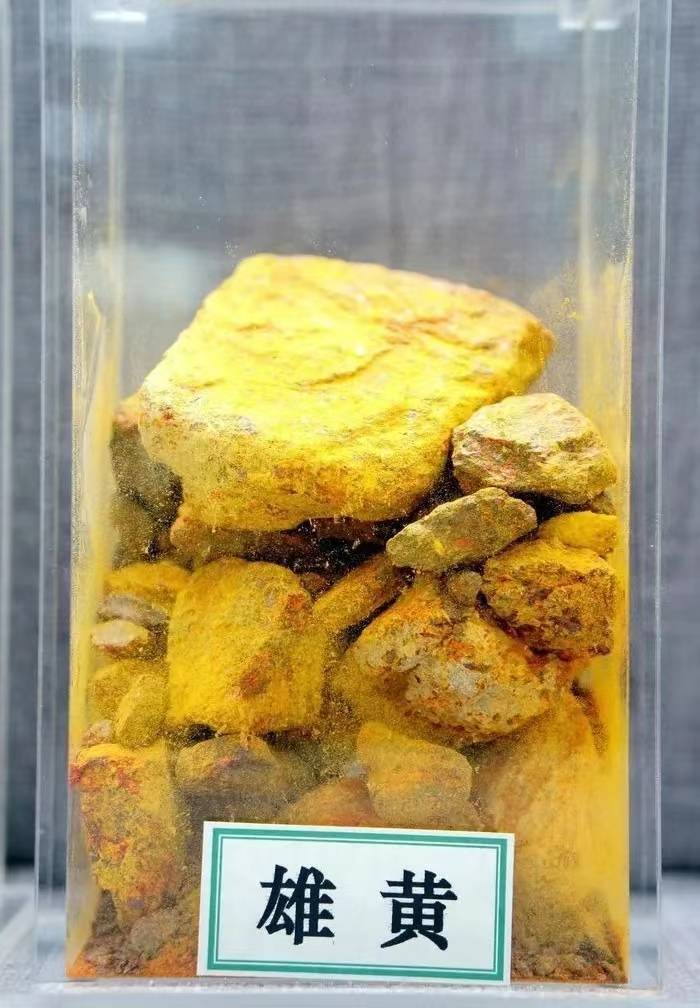 无论是土三七,乌头,附子还是曼陀罗,雄黄等都含有毒性,泡到酒里经过醇