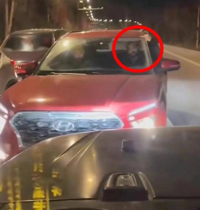 外籍男开车逆行竖中指后续:被公司停职还不服,网友举报到总公司_男子