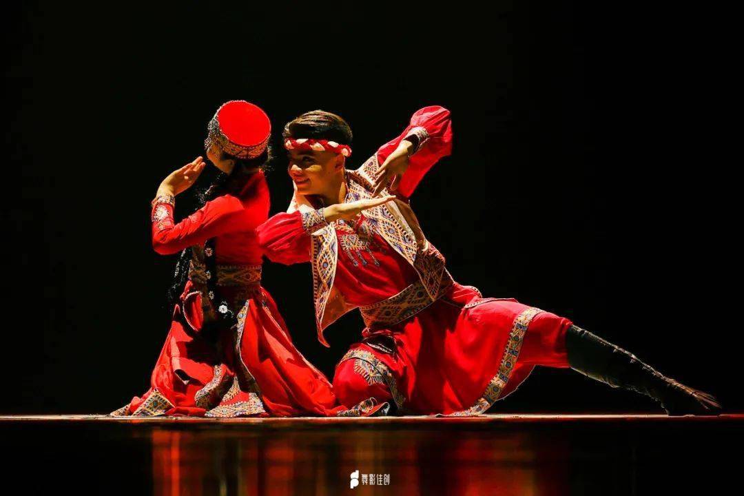 中央民族大学舞蹈学院2021级舞蹈表演民族英才班专场晚会精彩剧照