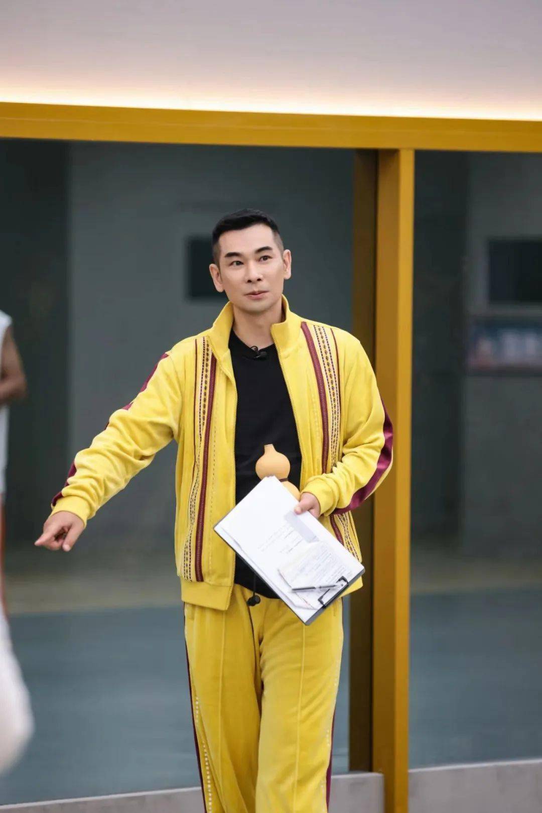 另一方面,资本主导的市场将流量奉为圭皋,选角多采用流量演员,而不是