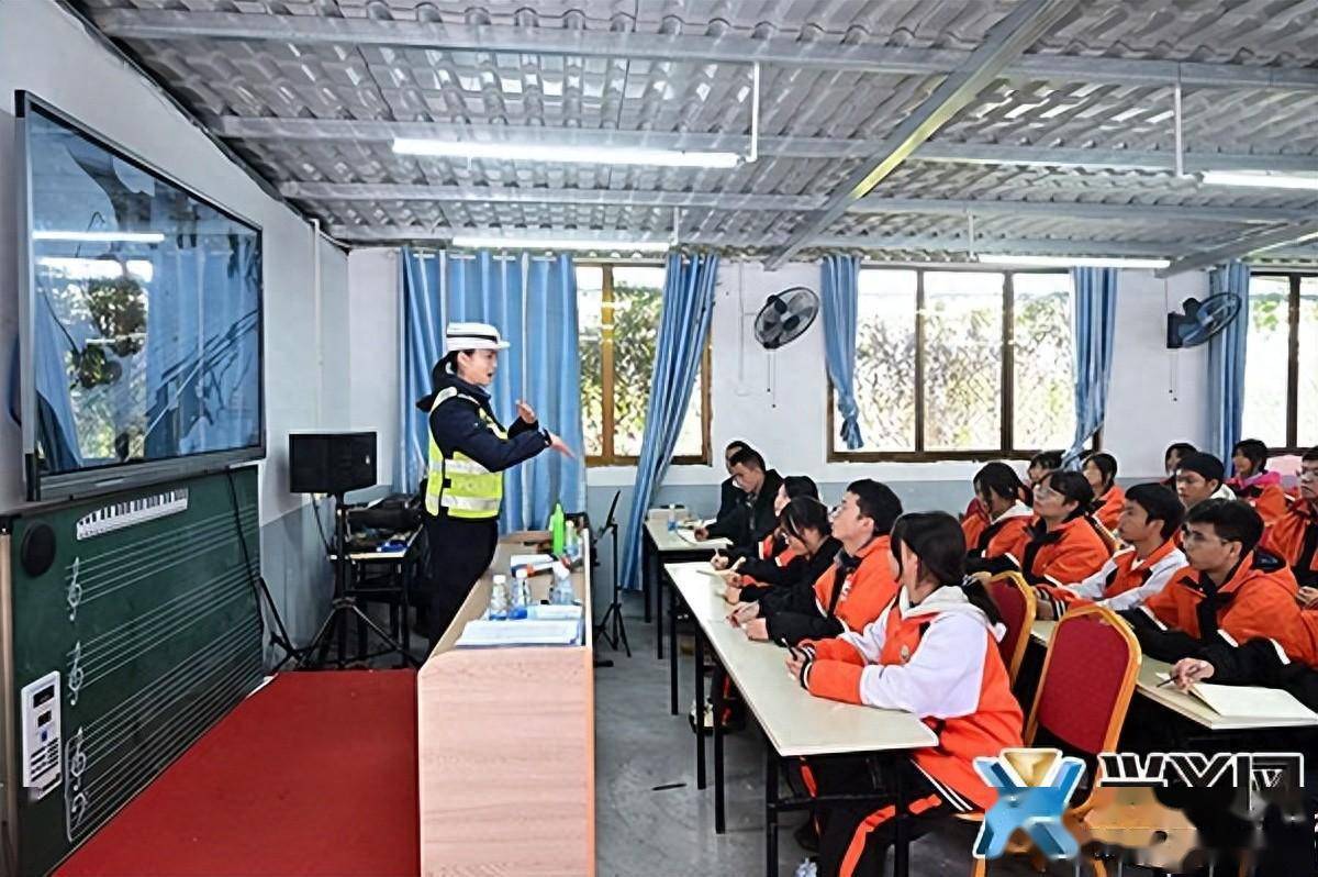 兴义市交警大队交通安全知识宣讲活动走进龙盘中学_文明_案例_王锴