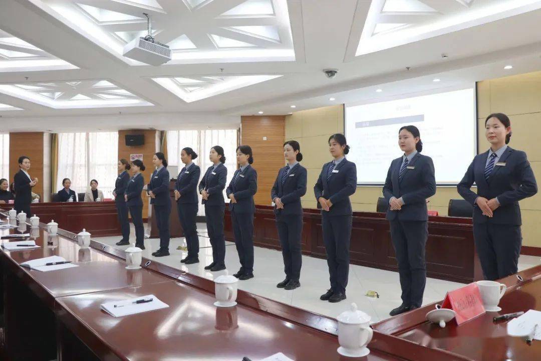 从会场布置,席次安排,会议接待,服务流程,仪容仪表和礼仪规范等方面