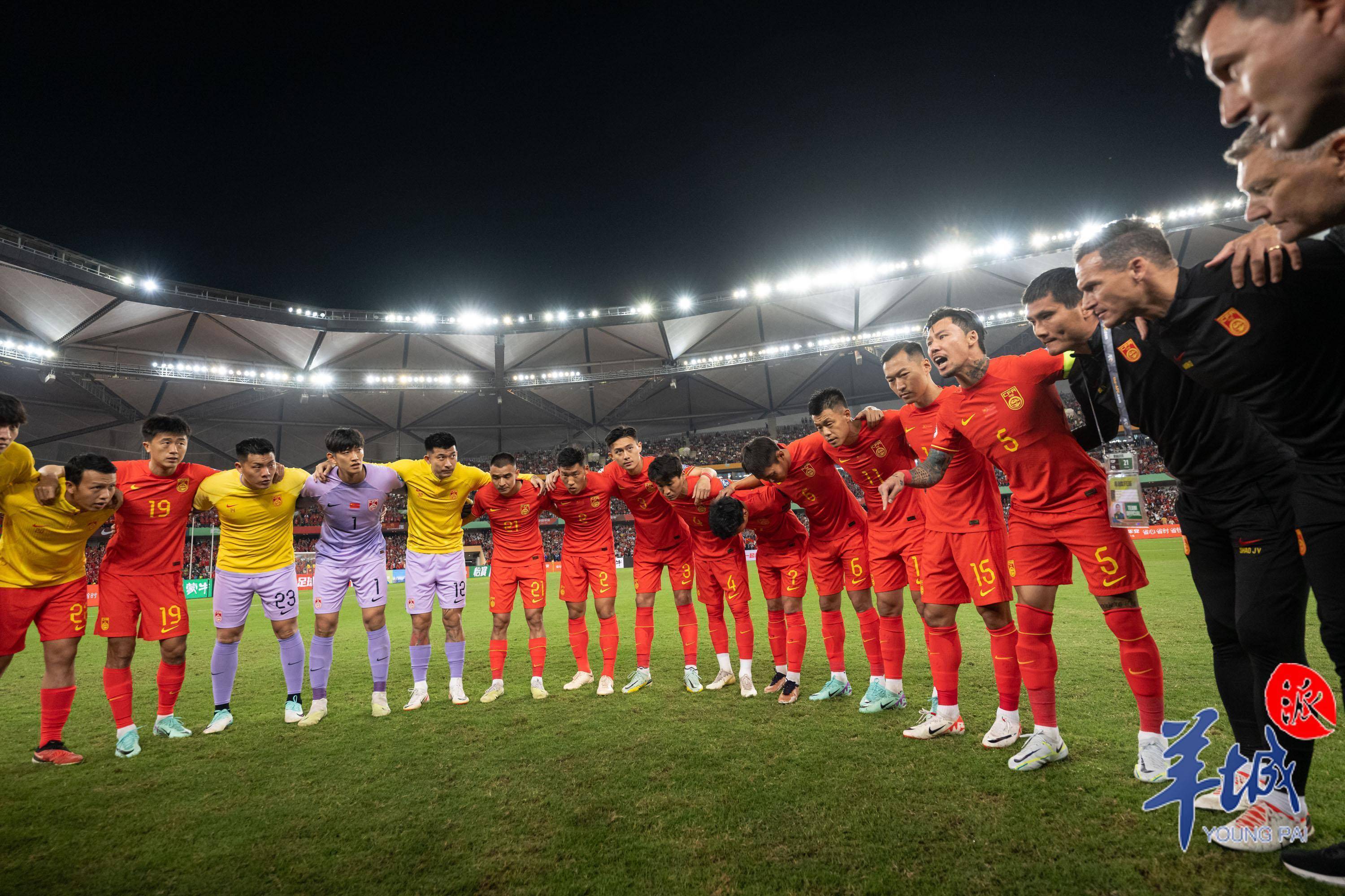 图集|世预赛国足0-3不敌韩国,球员赛后谢场_孙兴_比赛_上半场