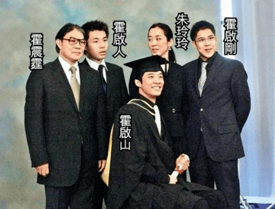 还记得霍启刚的弟弟霍启山吗?帅上热搜了?_朱玲玲_吕燕妮_张雨霏