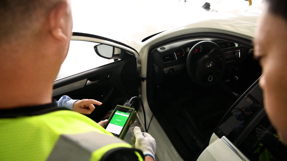 捏造数据,机器作弊 揭机动车检测机构花式造假内幕_上路_排放_尾气