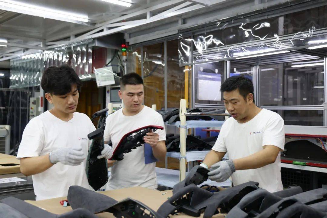 东风佛吉亚内饰公司员工在仔细检查包覆情况喧嚣中有"静谧".