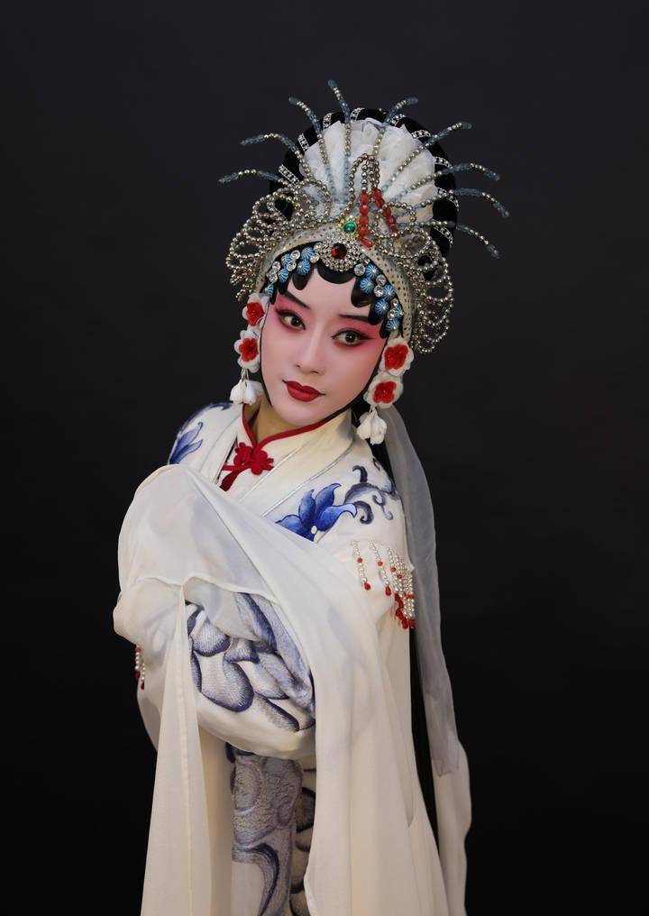 白素贞陈丽俐:跳脱少女"出走"后的回归_婺剧_舞台_陈美兰