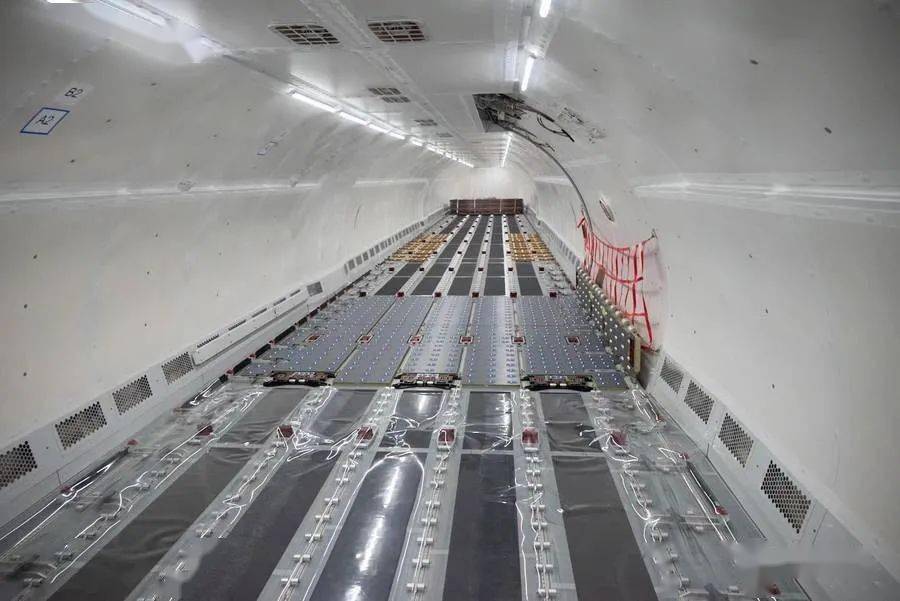 全球最美涂装A321F由春秋托管;乌拉尔航空迫降飞机即将原地起飞 全球最美涂装A321F由春秋托管;乌拉尔航空迫降飞机即将原地起飞