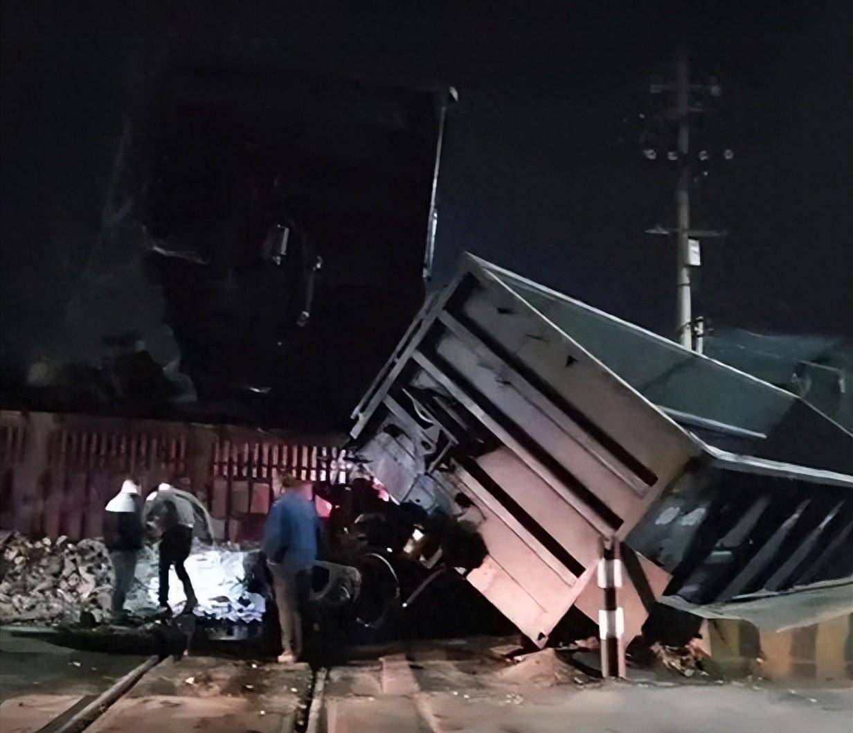 登封一企业专用铁路发生火车,货车相撞事故,多方回应_相关_事件