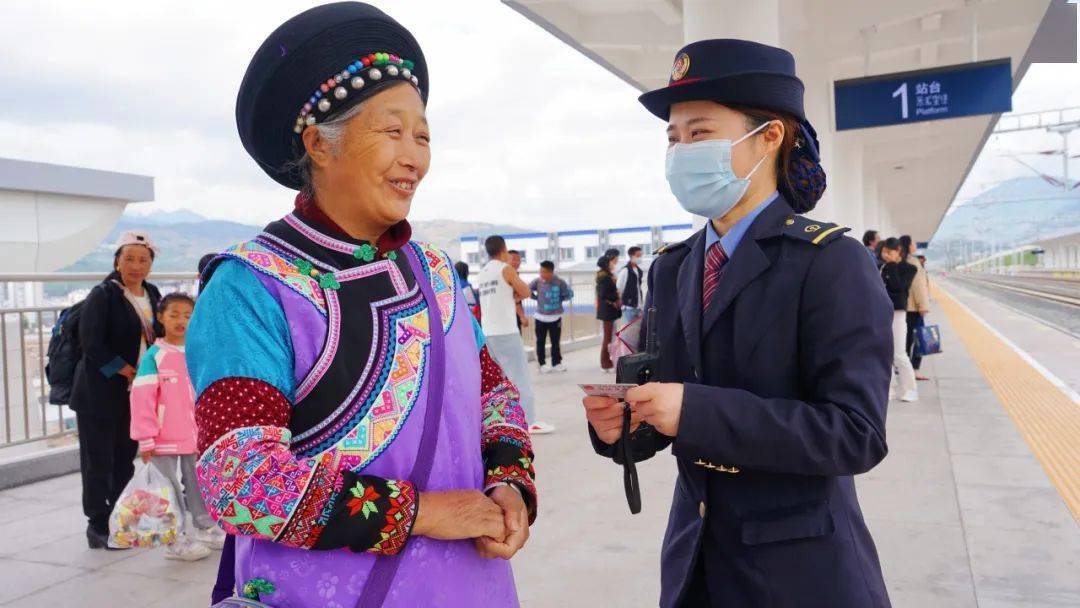 客流最為集中,為方便彝族旅客們乘車走親訪友,車站安排精通彝語的職工