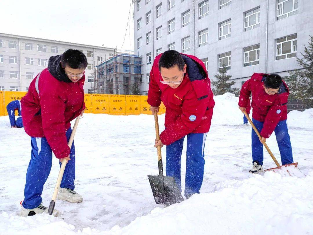 学生清雪照片图片