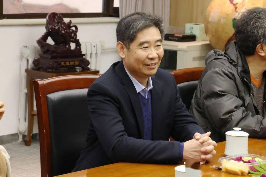 沈杰校长代表学校向两位老师的付出表达由衷的赞美与感谢.