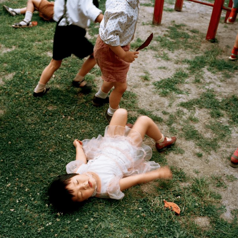 孩子們在榕樹下彈珠子,在樹蔭下打鬧,在海邊捉小魚,在池塘邊捉泥鰍